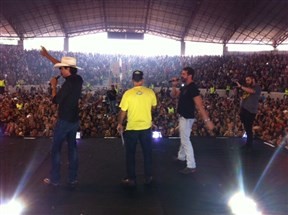 Show solidário atrai milhares de pessoas em Maringá